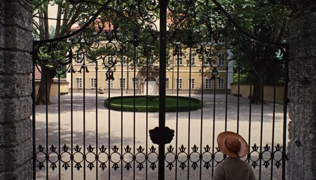 thiet ke boi canh Julie Andrews maria Georg von Trapp ao