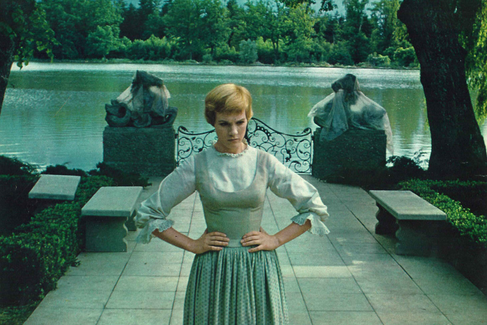 the sound of music thiet ke boi canh Julie Andrews maria Georg von Trapp ao