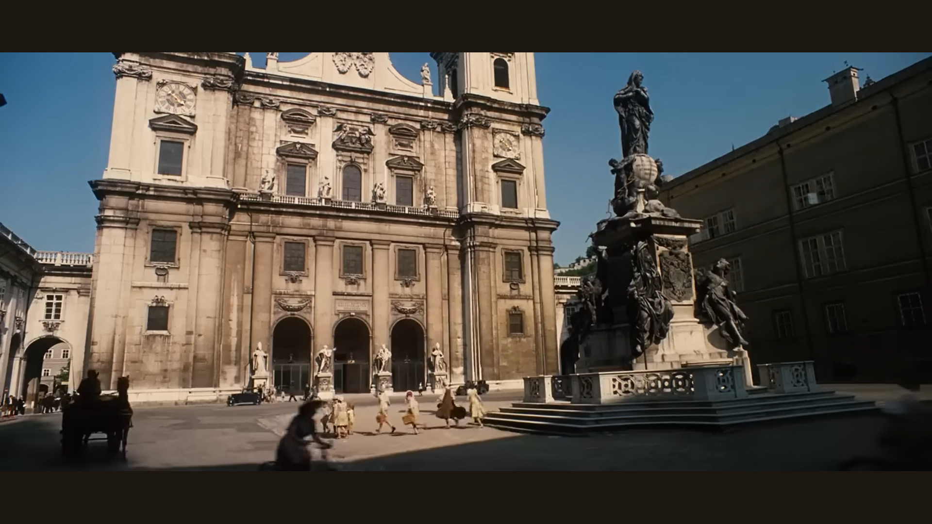 the sound of music thiet ke boi canh Julie Andrews maria Georg von Trapp ao