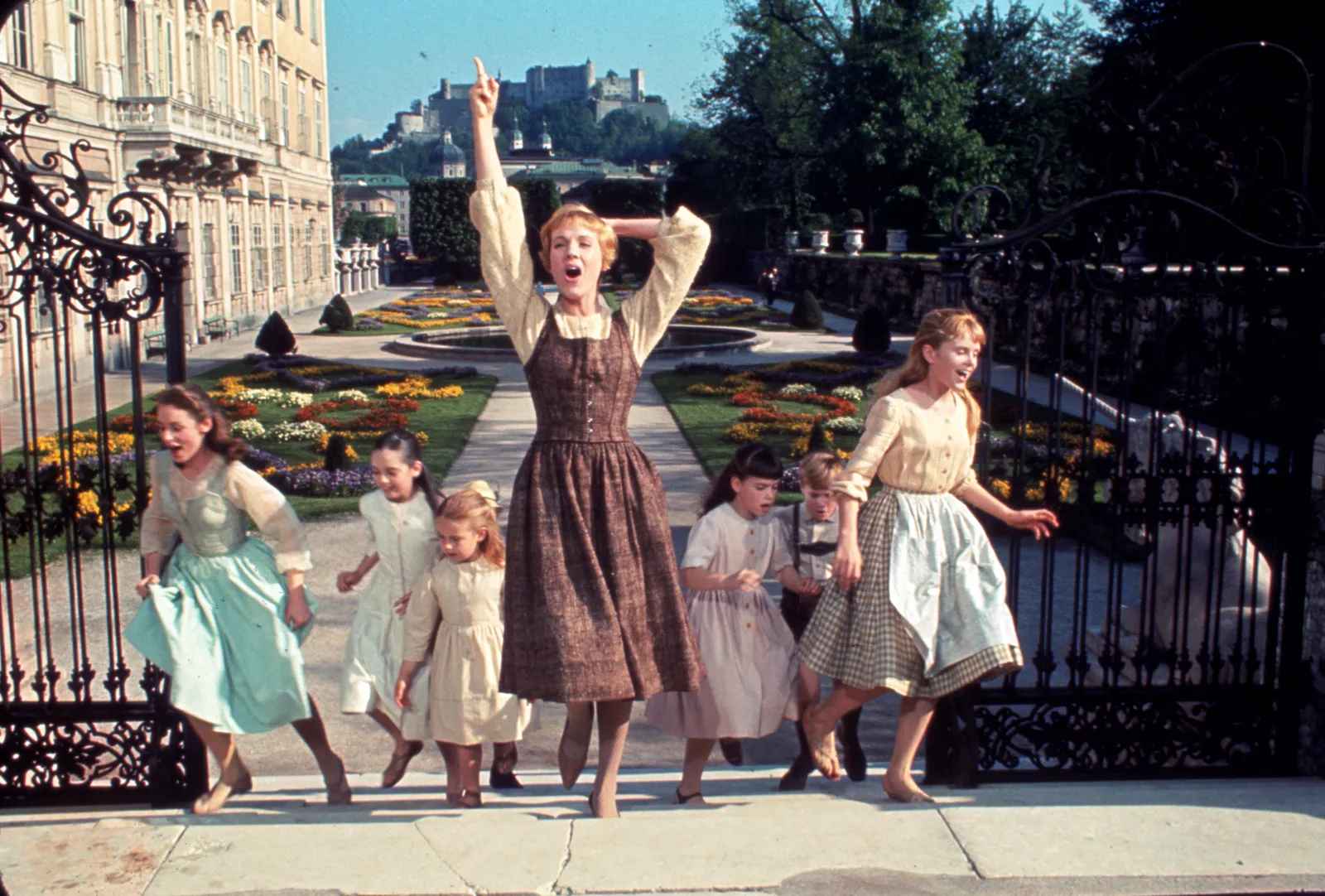 thiet ke boi canh Julie Andrews maria Georg von Trapp ao