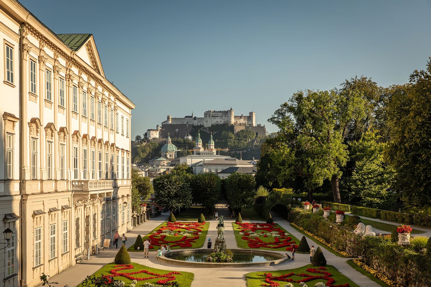 the sound of music thiet ke boi canh Julie Andrews maria Georg von Trapp ao