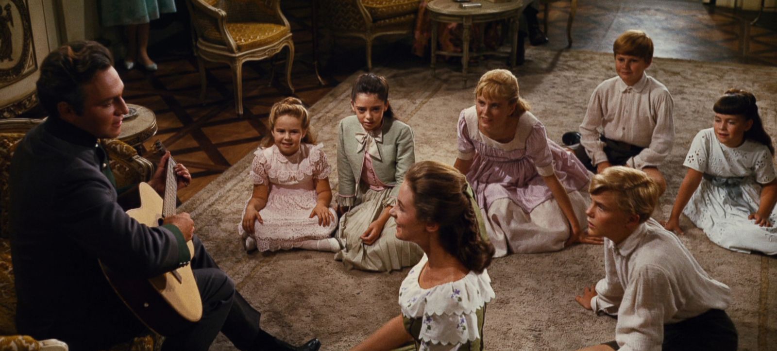 thiet ke boi canh Julie Andrews maria Georg von Trapp ao