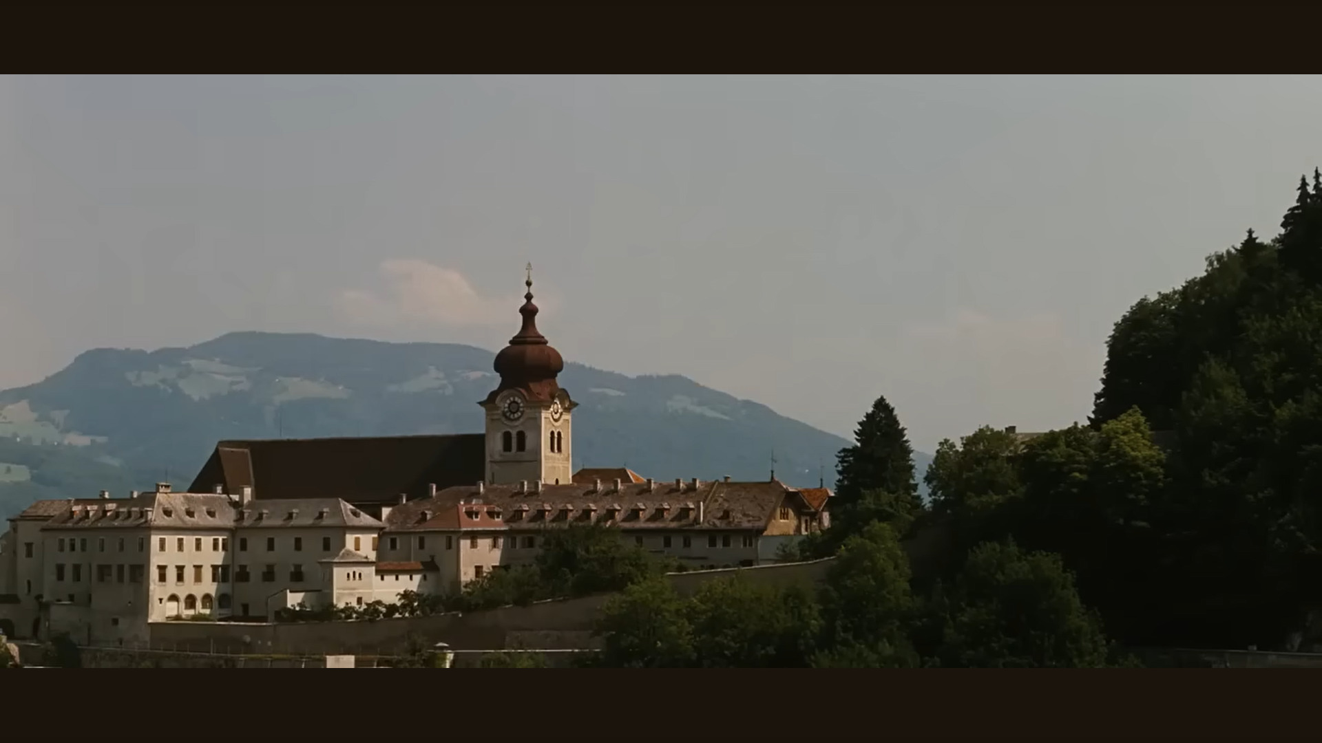 thiet ke boi canh Julie Andrews maria Georg von Trapp ao