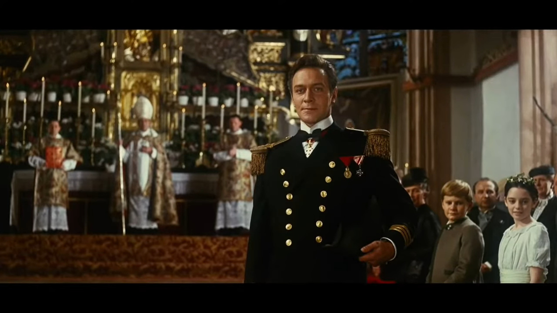 thiet ke boi canh Julie Andrews maria Georg von Trapp ao