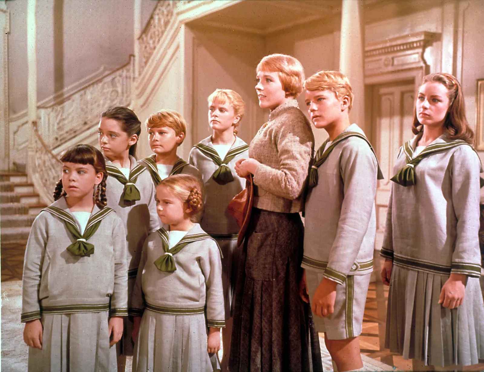 thiet ke boi canh Julie Andrews maria Georg von Trapp ao