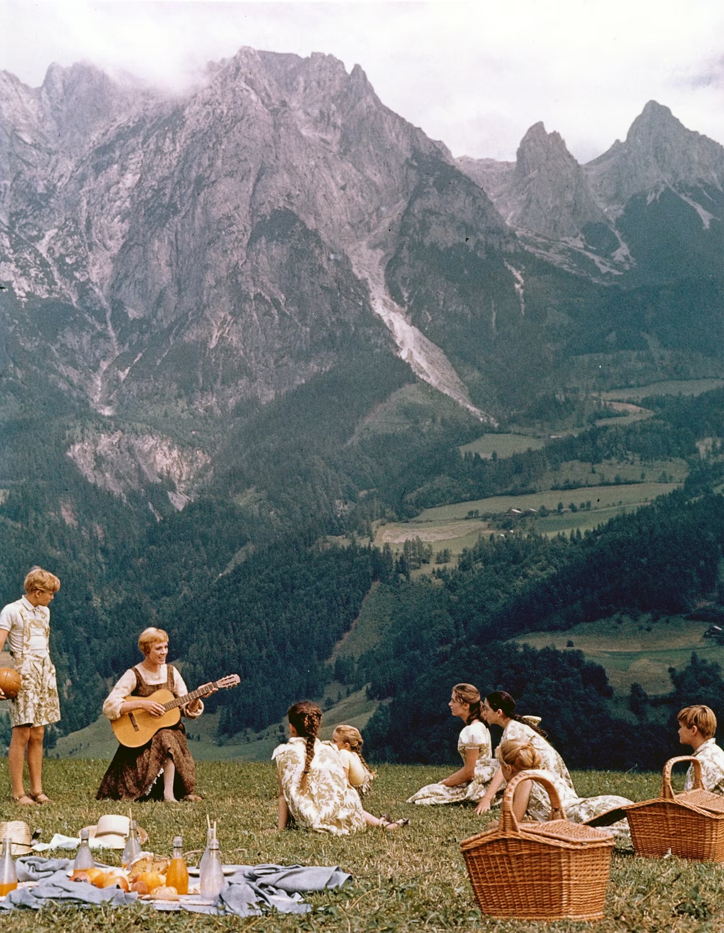 the sound of music thiet ke boi canh Julie Andrews maria Georg von Trapp ao