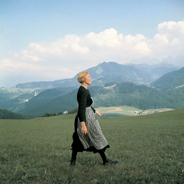 thiet ke boi canh Julie Andrews maria Georg von Trapp ao