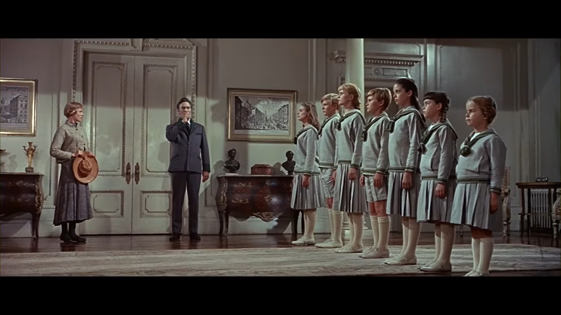 the sound of music thiet ke boi canh Julie Andrews maria Georg von Trapp ao