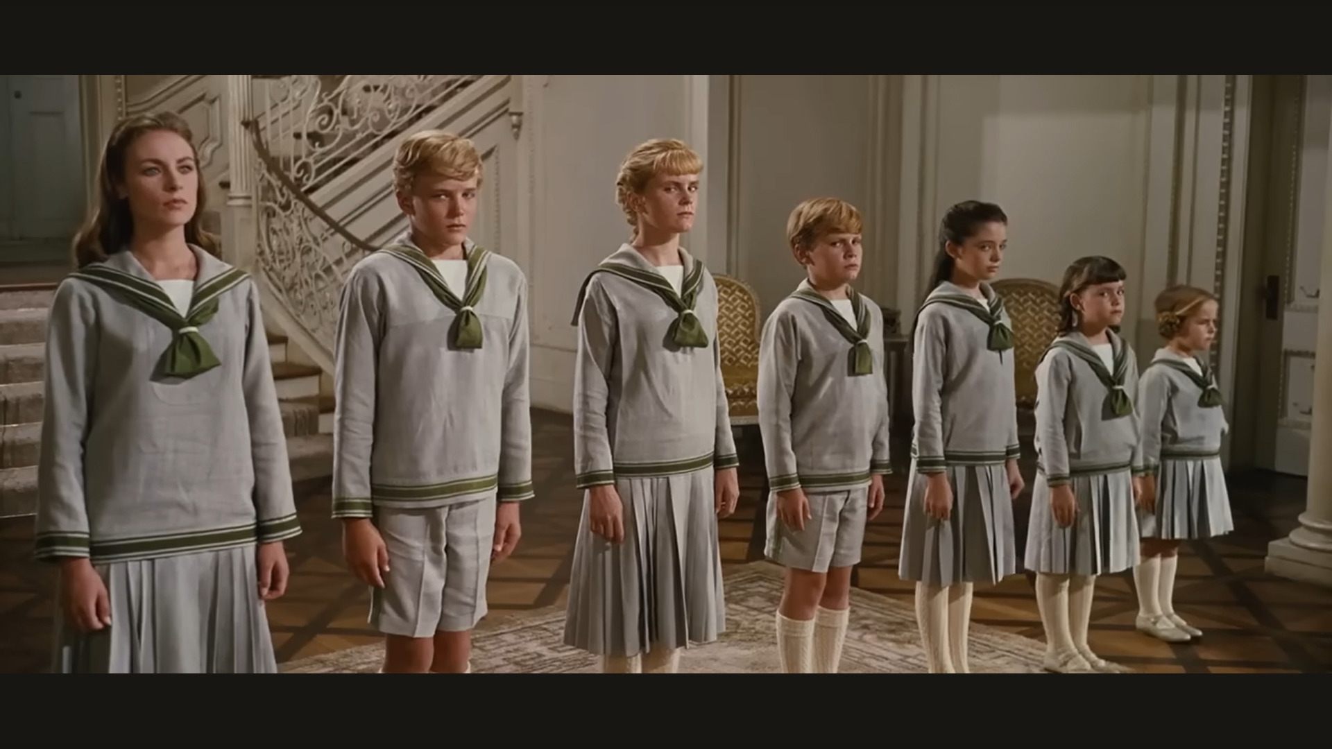 thiet ke boi canh Julie Andrews maria Georg von Trapp ao