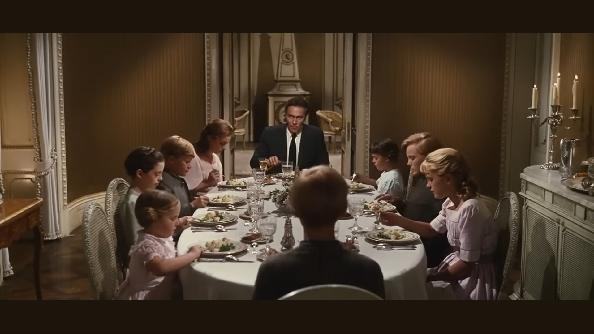the sound of music thiet ke boi canh Julie Andrews maria Georg von Trapp ao