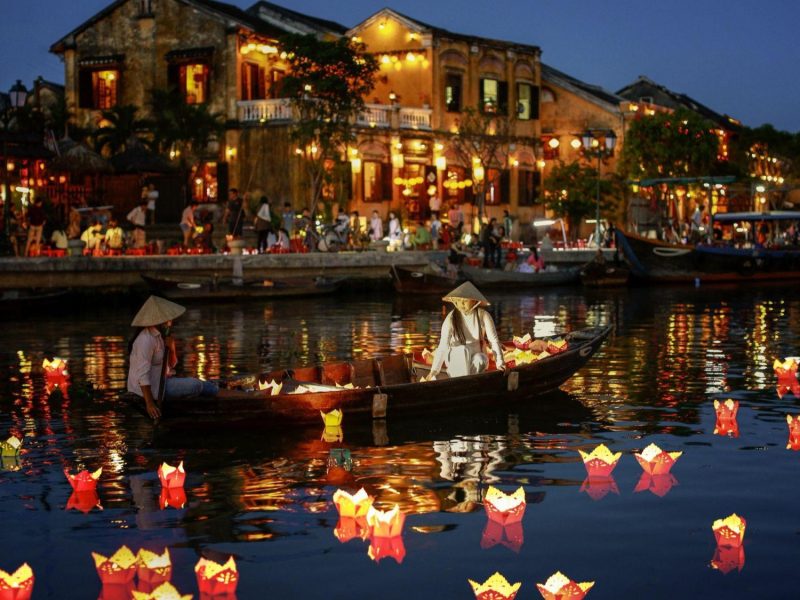Hoa đăng - Vũ điệu ánh sáng trên mặt nước