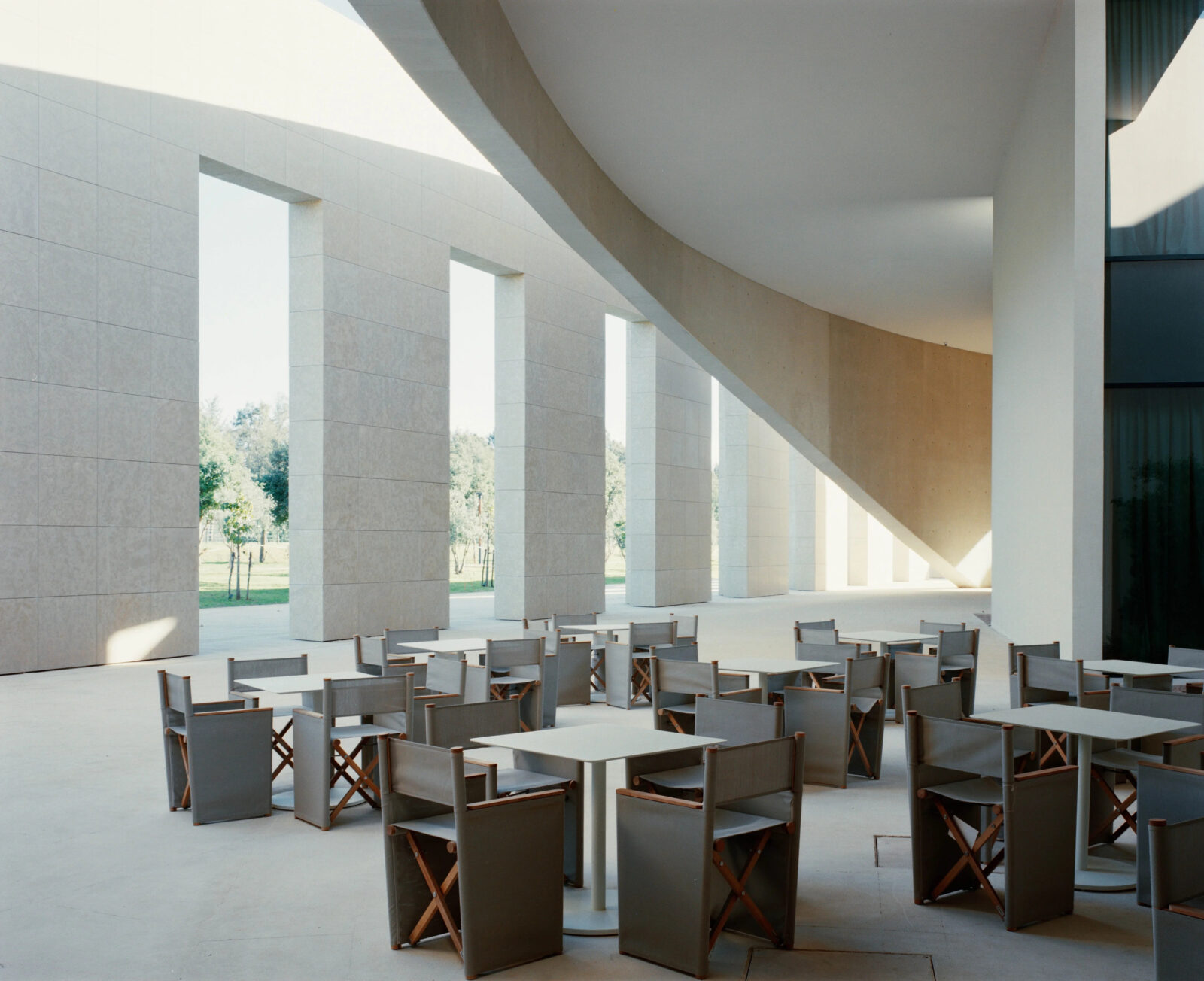 khuon vien Bofill Taller de Arquitectura truong dai hoc trung tam hoi nghi kien truc