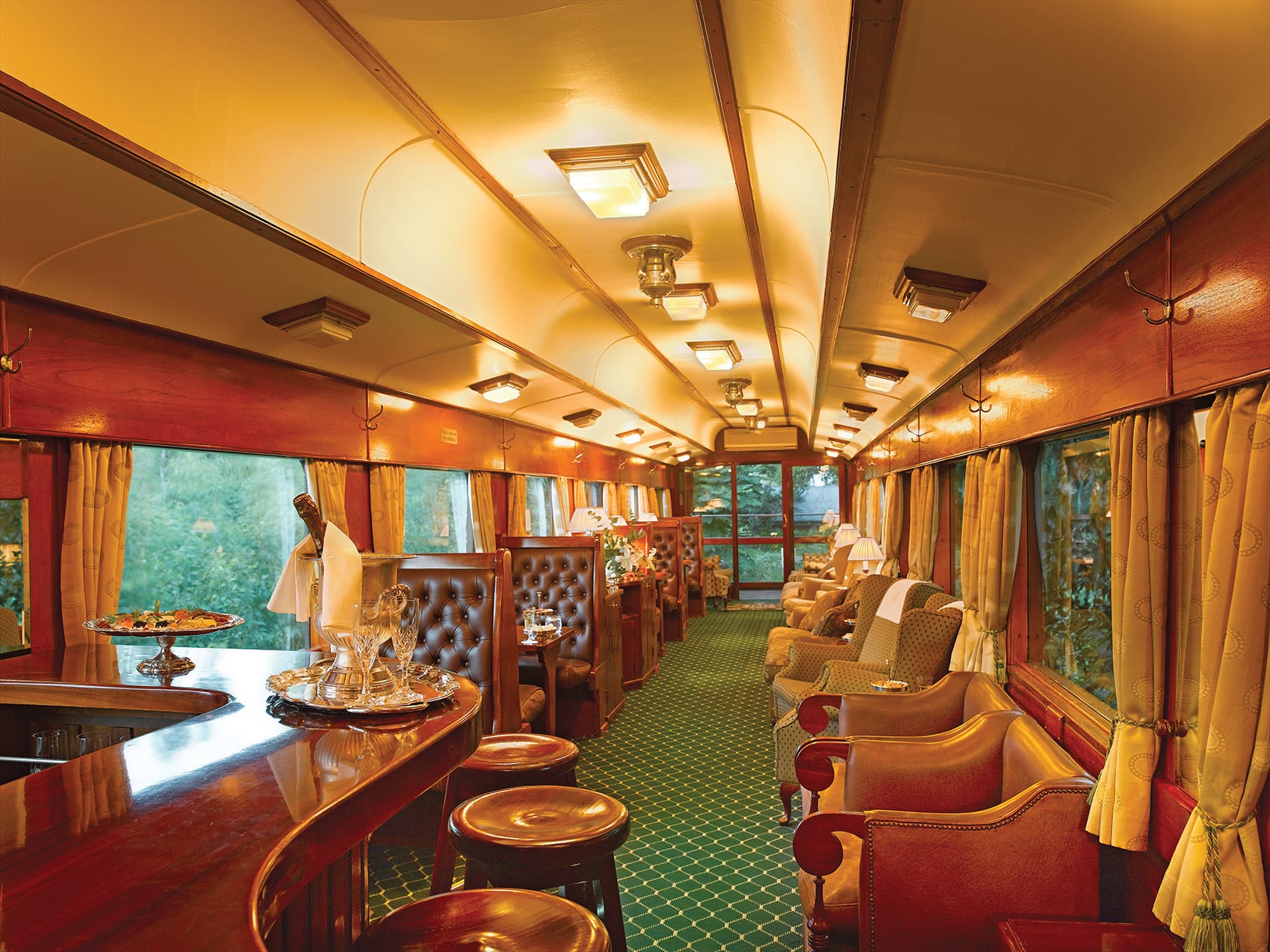 chuyen tau xa xi du lich thuong luu rovos rail quan bar noi that co dien