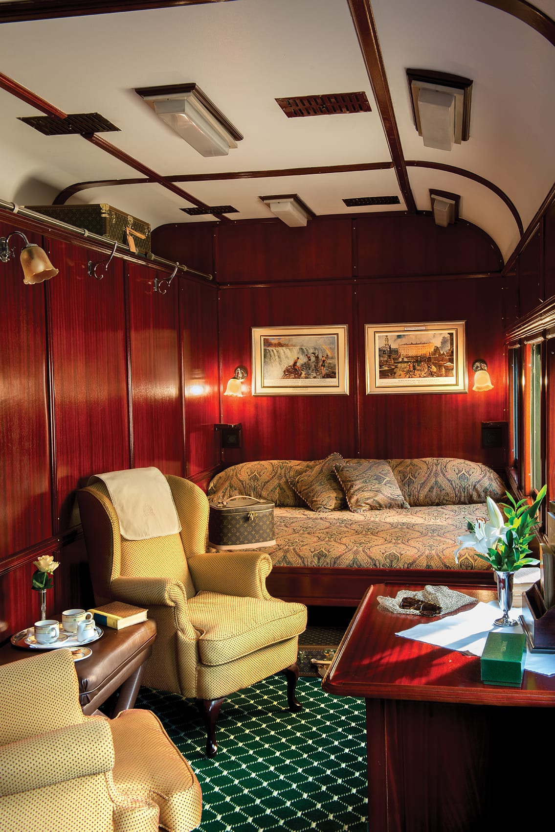 tau lua du lich thuong luu rovos rail khach san suite royal