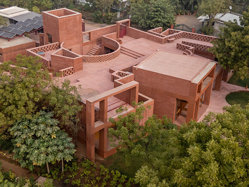 nha nghi duong Alloa Hills Weekend House Studio Sangath gach tai che dat nung terracotta