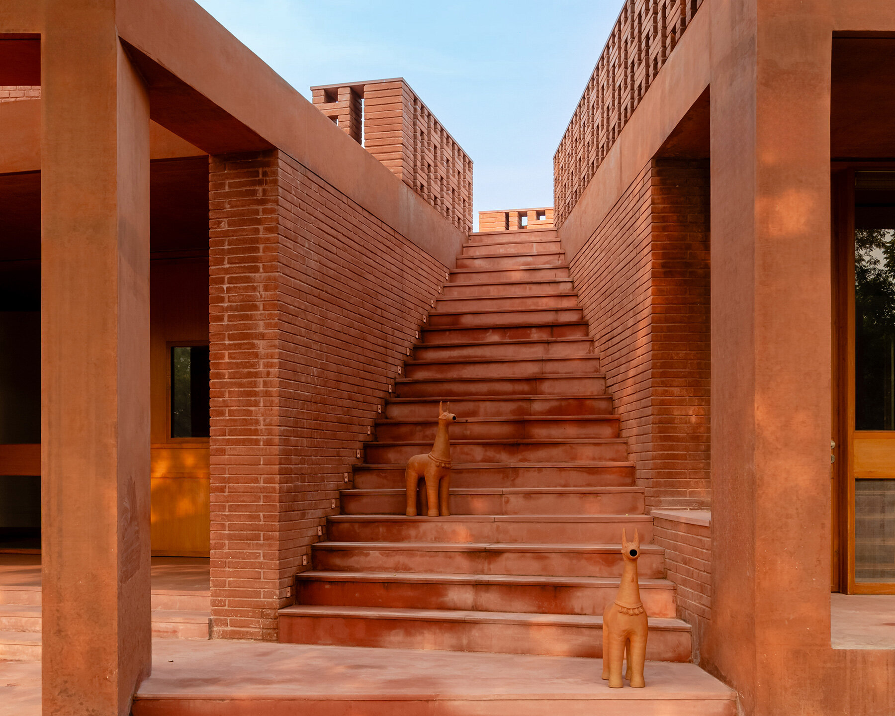 Alloa Hills Weekend House Studio Sangath gach tai che terracotta dat nung