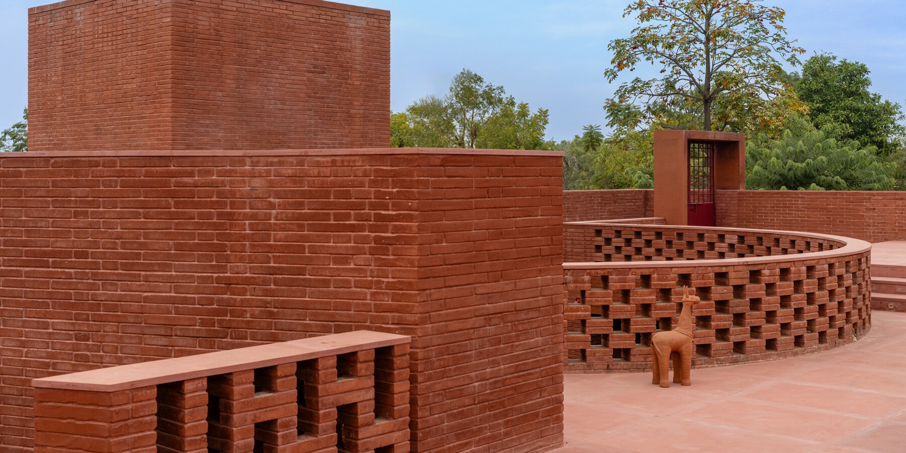 nha nghi duong Alloa Hills Weekend House Studio Sangath terracotta gach tai che