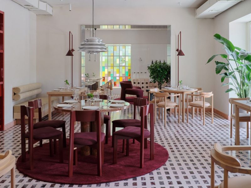 Quán cafe - bar Six Coffee Wine: Hành trình cảm xúc từ ánh sáng và sắc màu