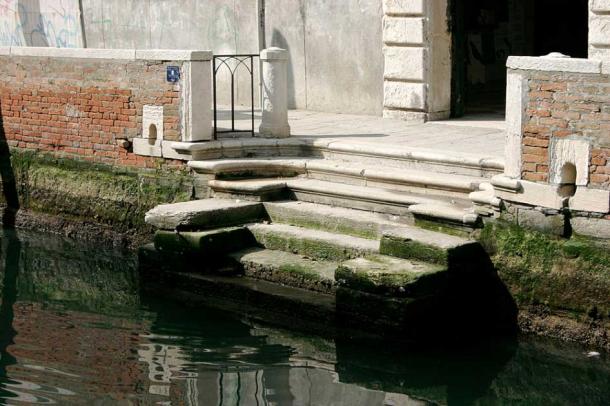 nen mong venice underneath venezia italy