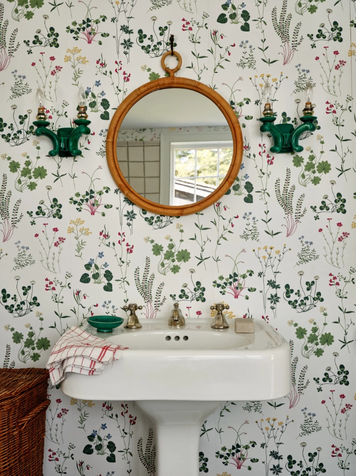 giay dan tuong hoa la phong tam lavabo