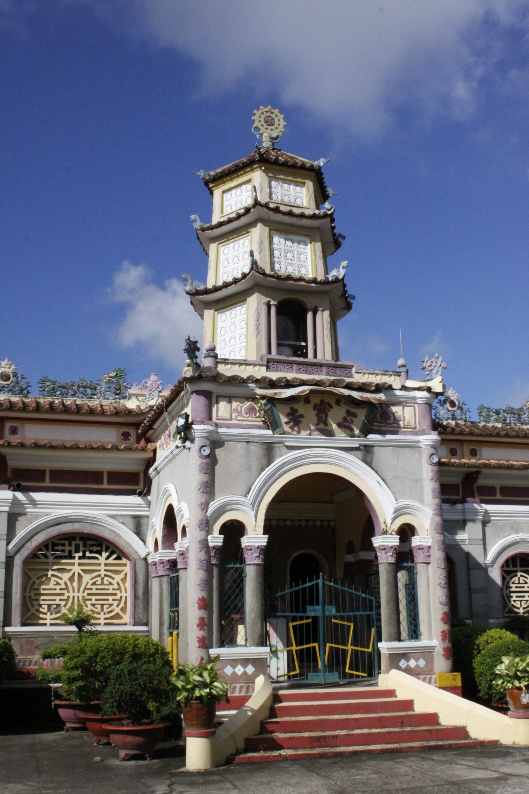 Nét đẹp chùa cổ Nam Bộ: Dấu ấn ‘Ôn cố tri tân’ nơi cổng chùa Sắc Tứ Tam Bảo