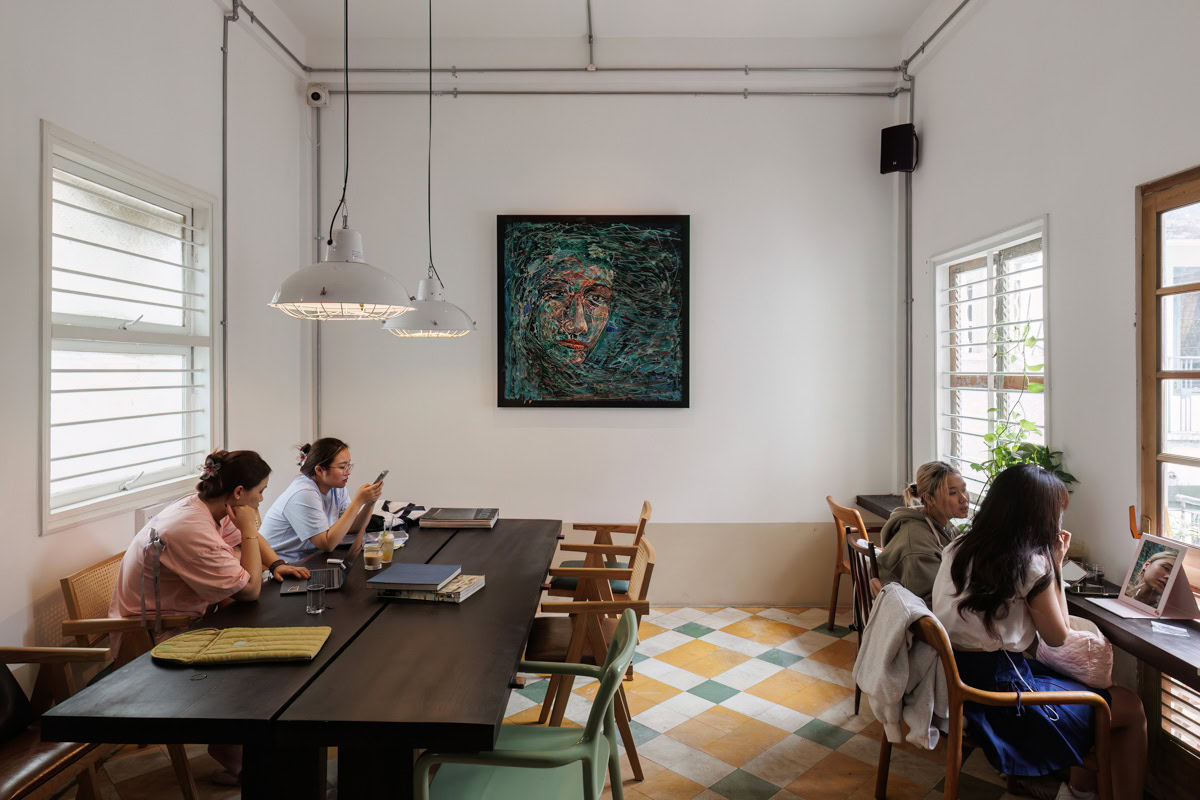 quan cafe modernist Patio