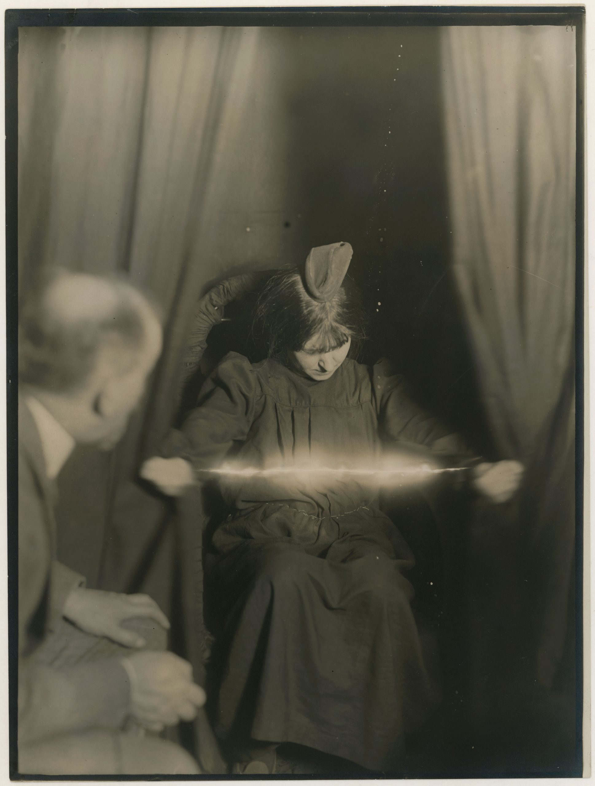 Triển lãm “Ghosts: Visualizing the Supernatural”: Định hình cõi siêu nhiên