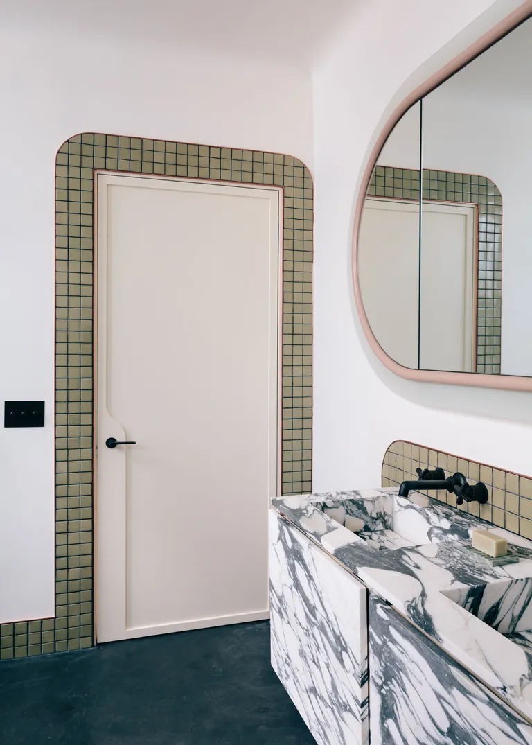 trang tri door frame decorating idea