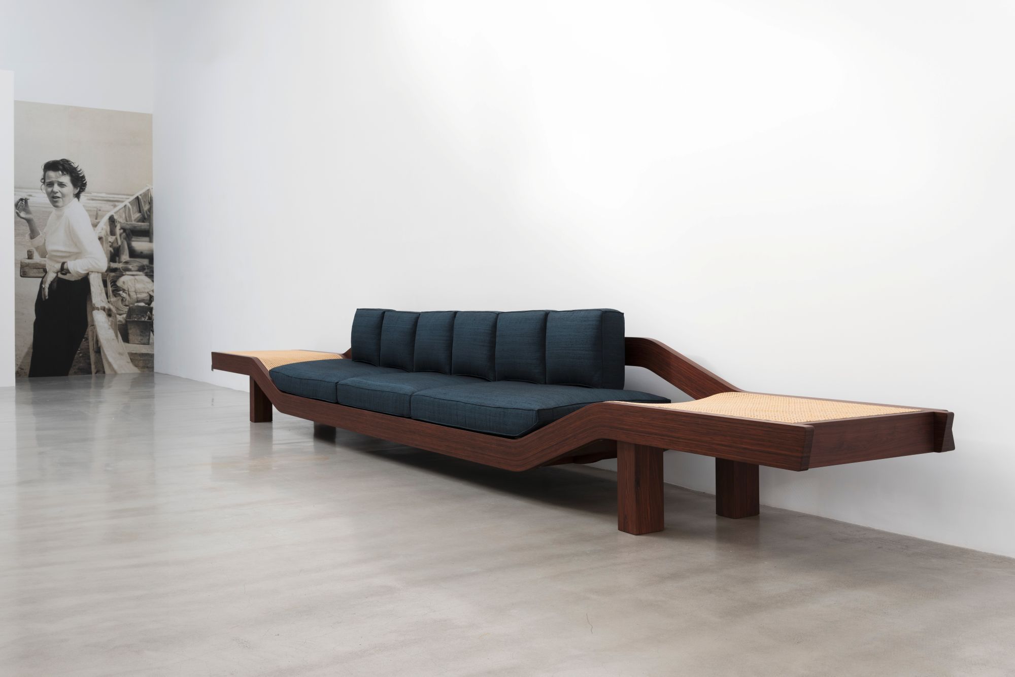 trien lam Charlotte Perriand sofa do noi that art basel paris 2025