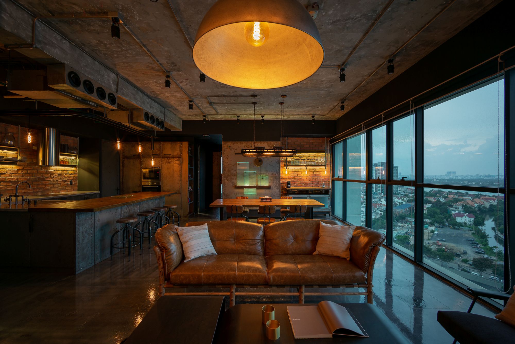 can ho industrial phong khach sofa da be tong tran