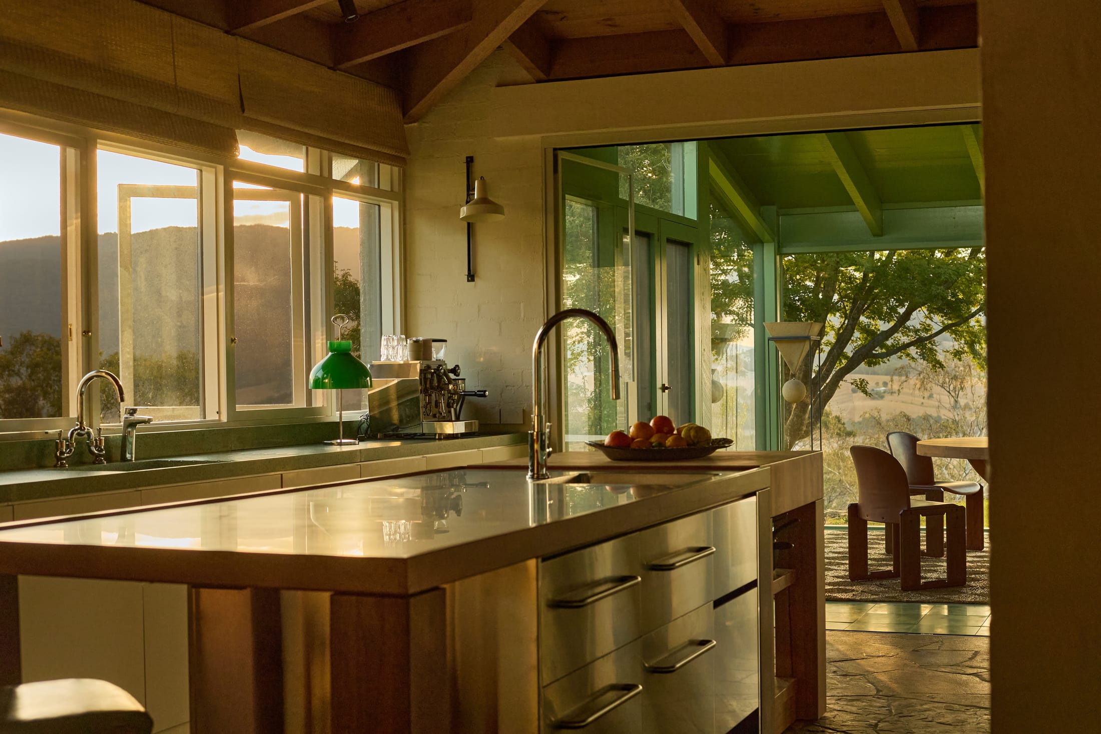 noi that nha bep mid century modern
