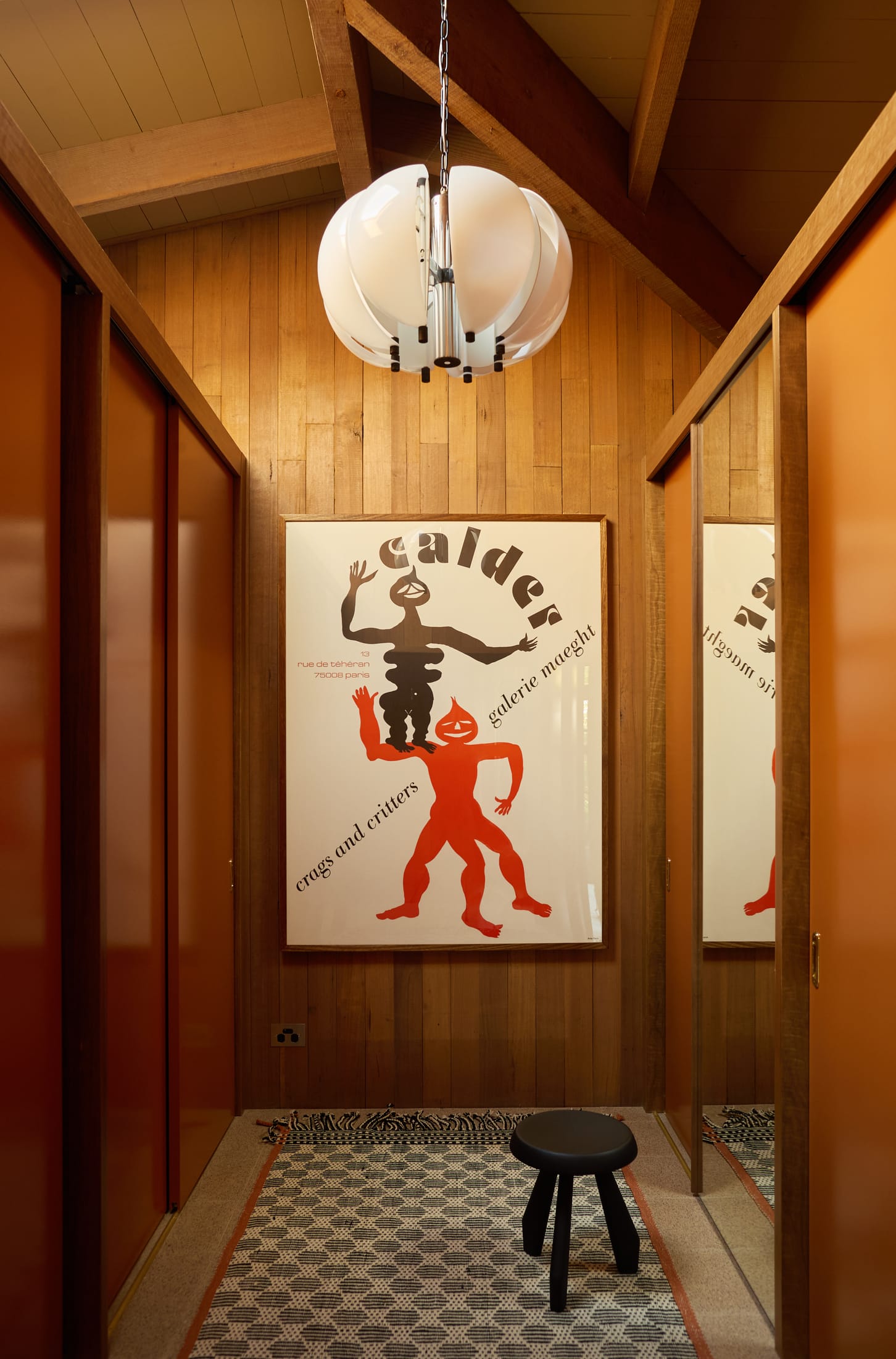 hanh lang tuong go den tha noi that mid century modern