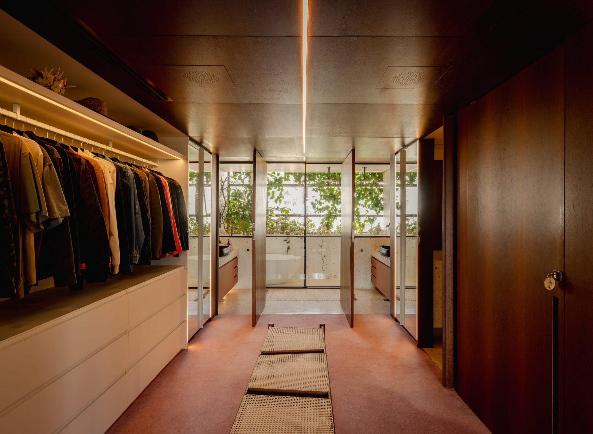 can ho varanda brazil noi that Guto Requena phong thay do walk in closet