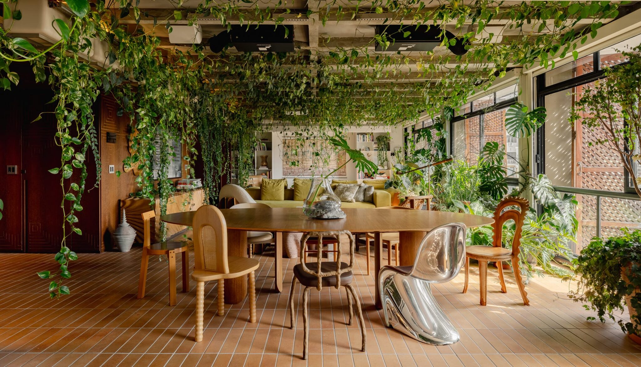 can ho varanda brazil nhiet doi noi that Guto Requena ghe phong an gach terracotta