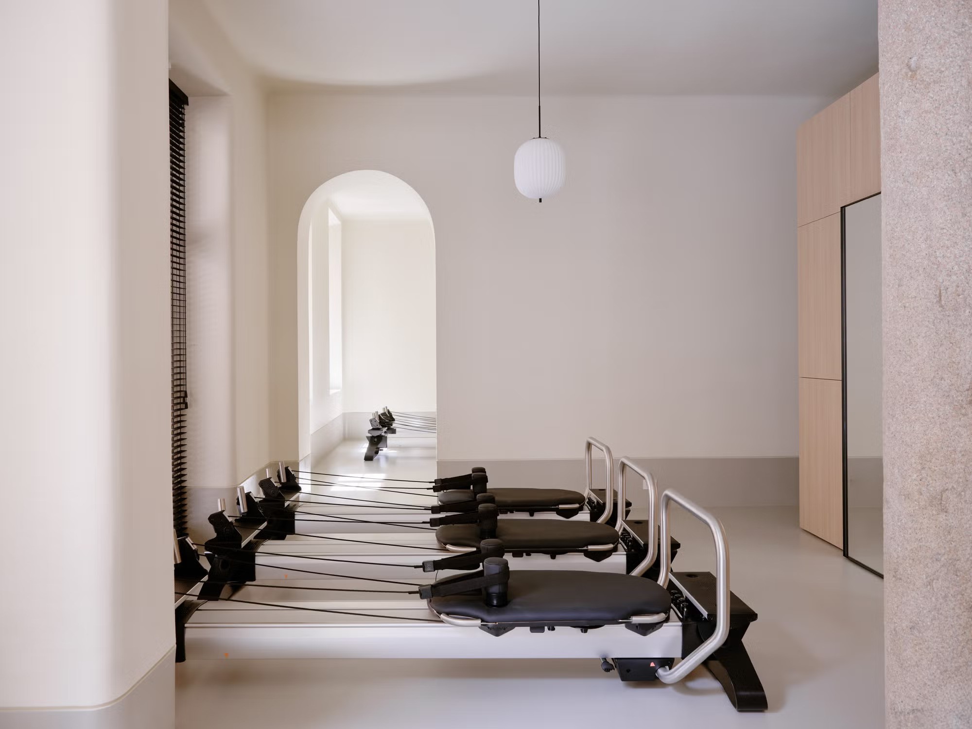 noi milan phong tap pilates kien truc noi that toi gian