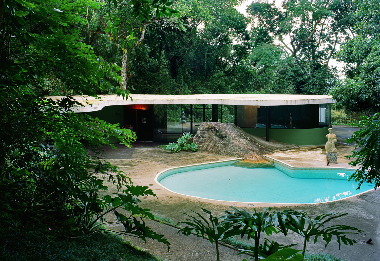 Casa Das Canoas pool be boi kien truc su Oscar Niemeyer