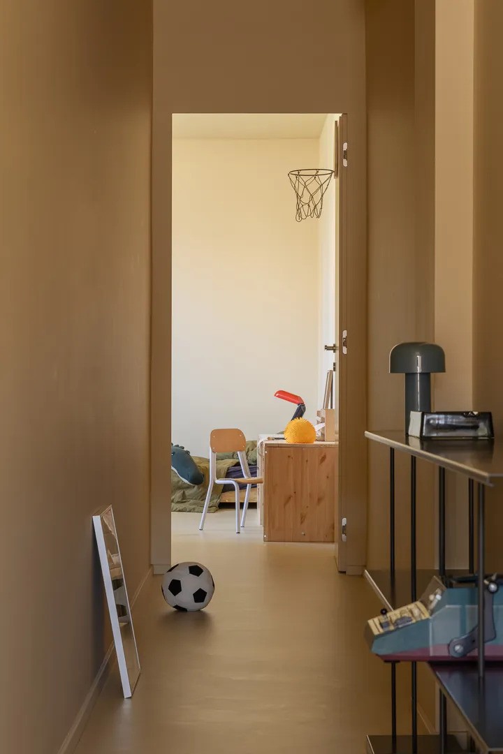 noi that phong khach toi gian mau vang Boro Studio Specchistudio hanh lang