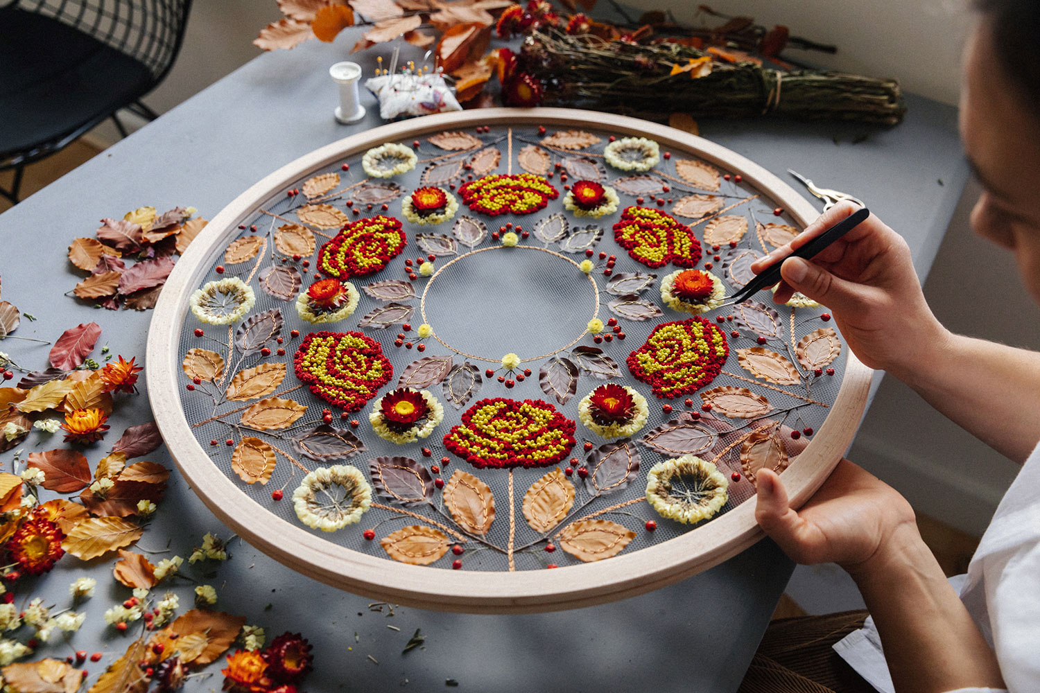 Olga Prinku nghe si theu hoa kho thu cong