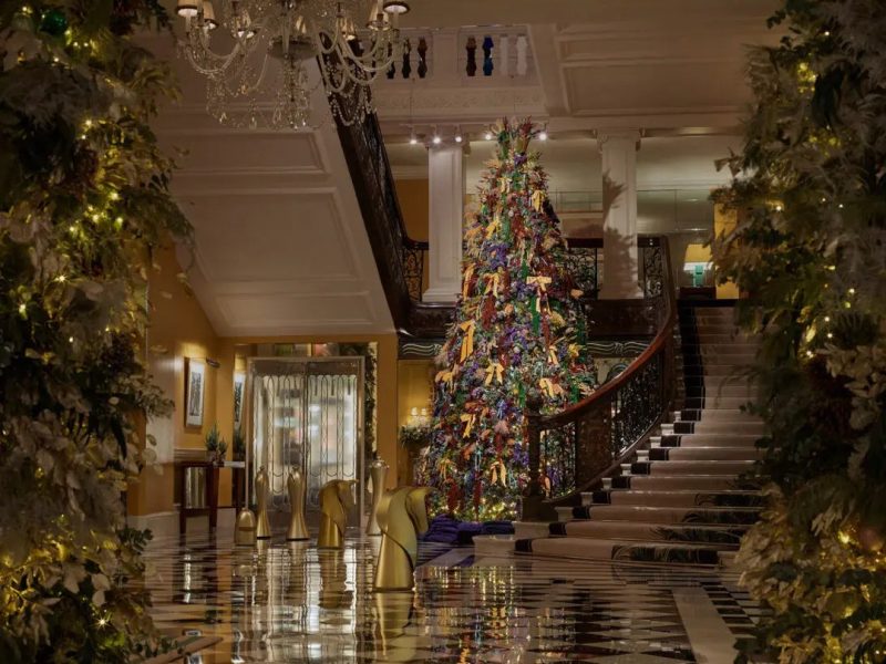 Mùa lễ hội tại các khách sạn: Khi cây thông trở thành điểm nhấn nghệ thuật