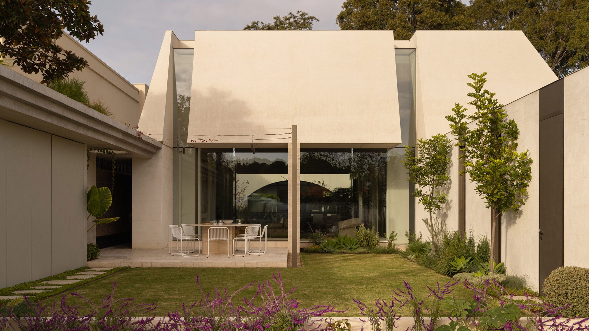 Hawthorn Melbourne nha san vuon Temple House J Kidman Architecture Golden Studio Tali Roth