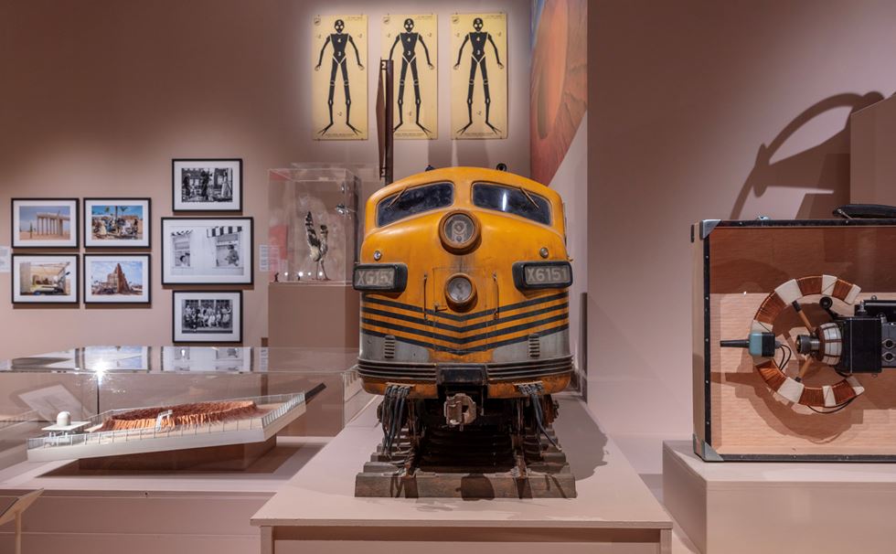 asteroid city trien lam the archives dao cu dien anh