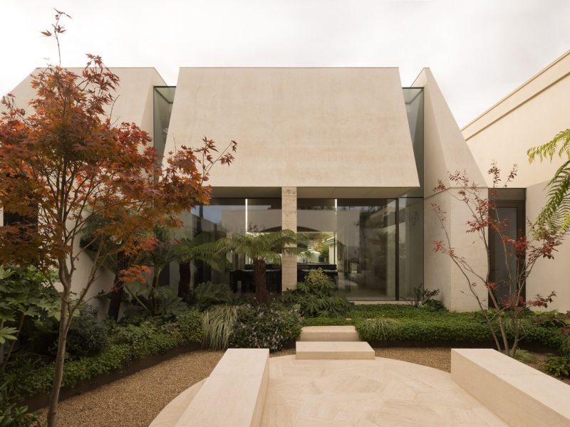 Temple House: Hình khối mang tính thiêng hòa mình cùng thiên nhiên