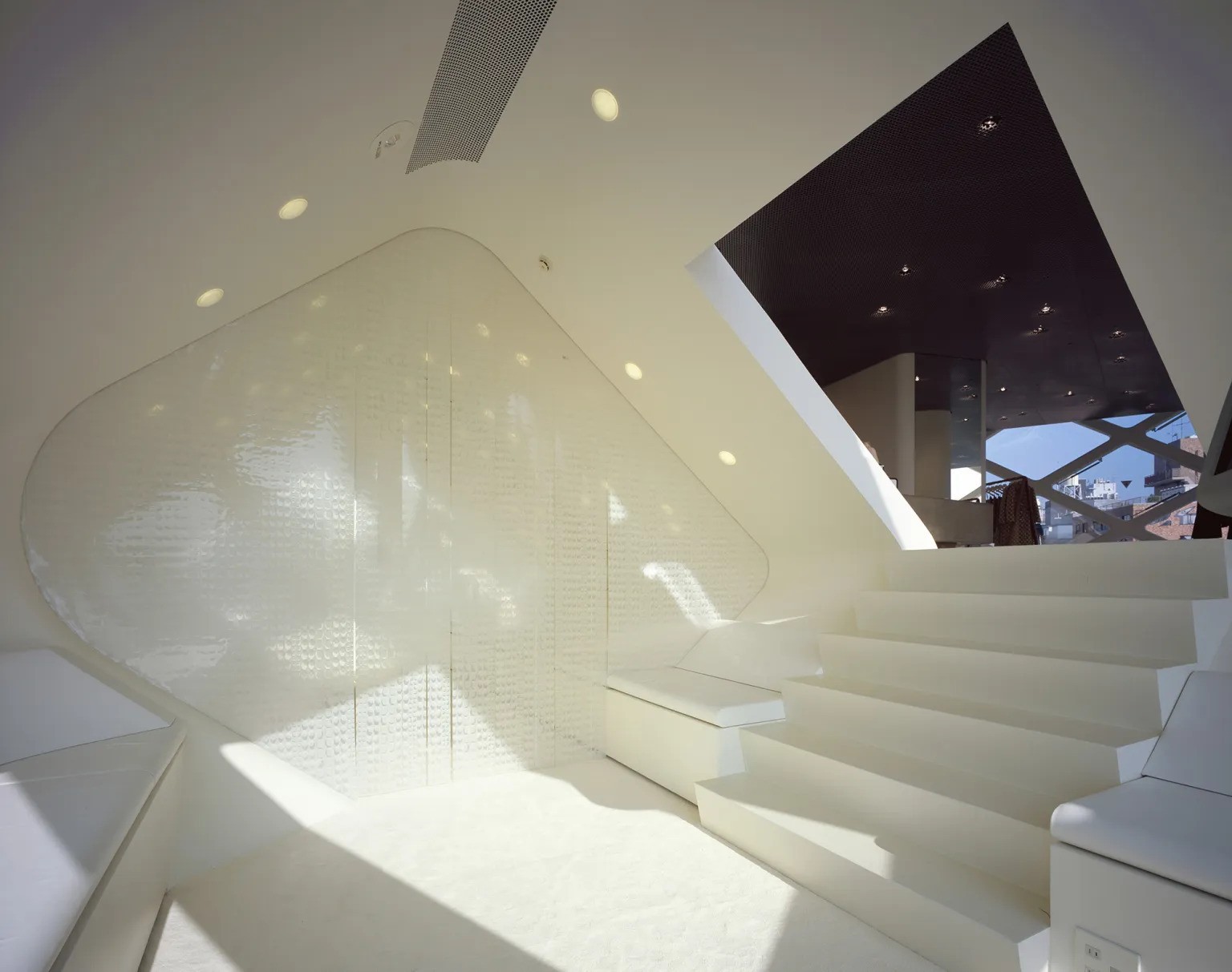 noi that cua hang Glass Tower kien truc toa nha tokyo