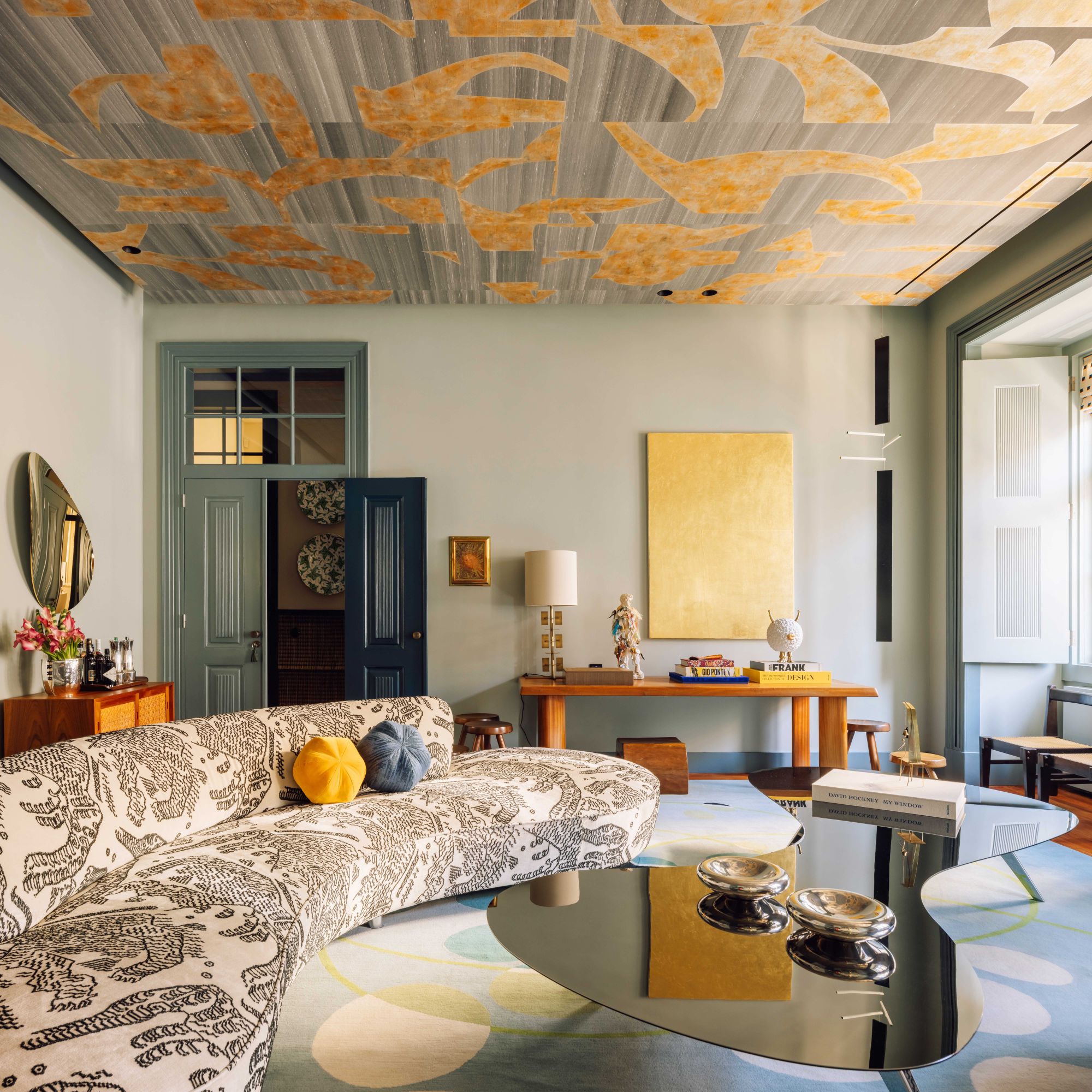 phong khach noi that sofa giay dan tuong