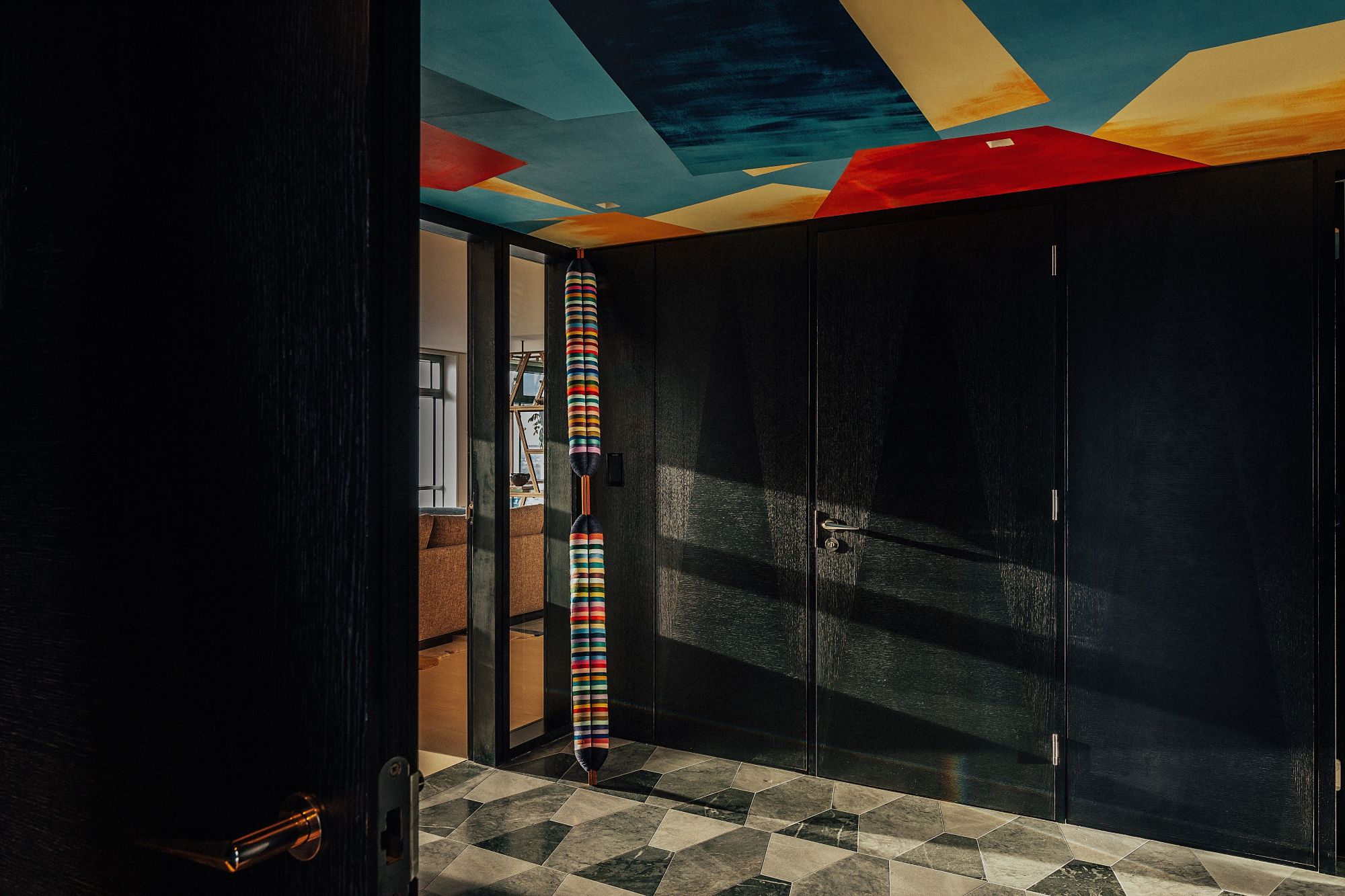 giay dan tuong tran nha hoa tiet thiet ke hanh lang