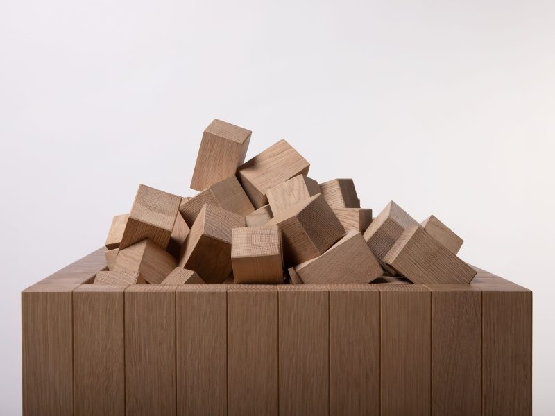 Ghế đẩu KIGI: Khi gỗ cứng học cách mềm đi