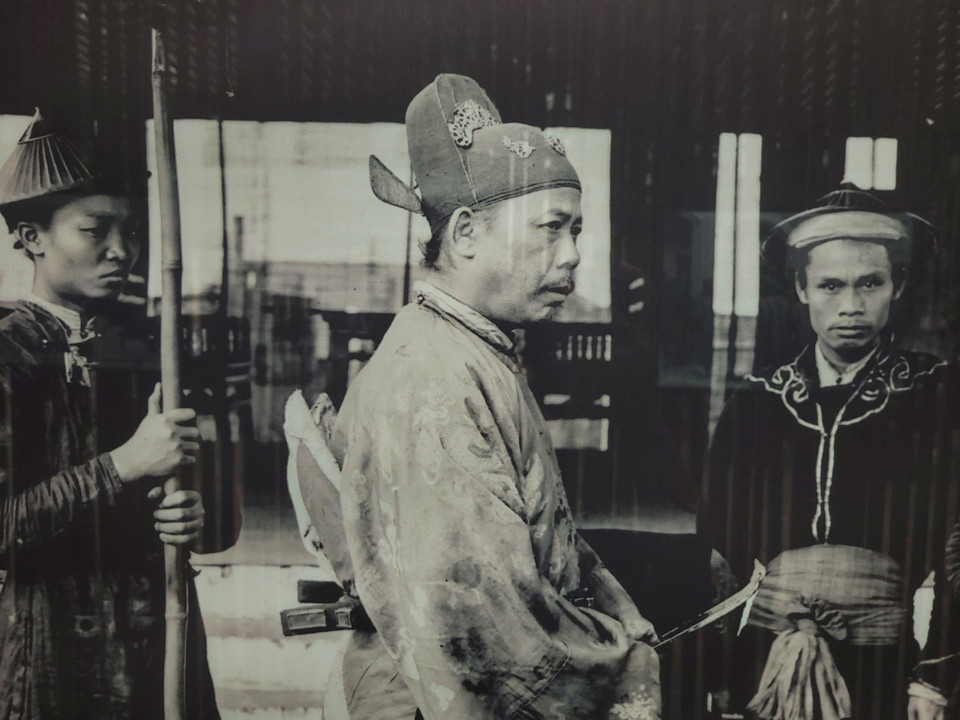 ong do thu phap quan lai nho hoc xin chu ngay tet