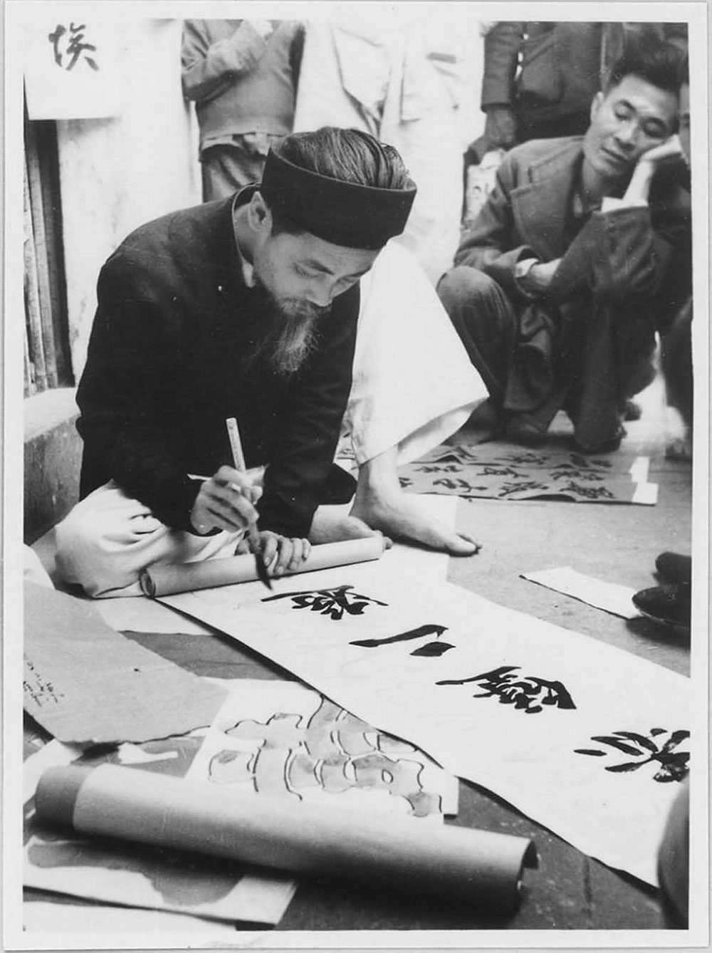 thu phap quan lai nho hoc xin chu ngay tet