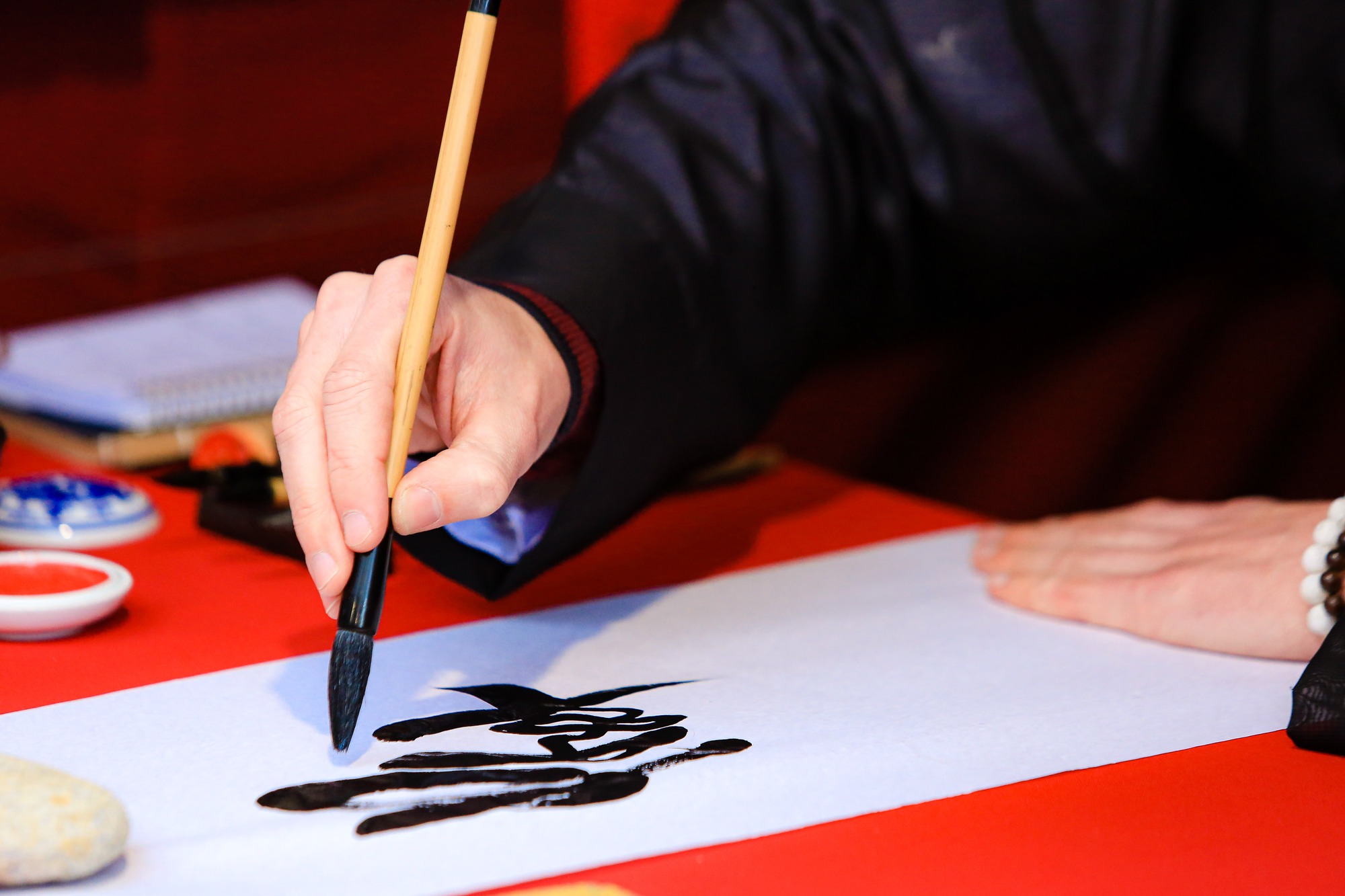 thu phap quan lai nho hoc xin chu ngay tet