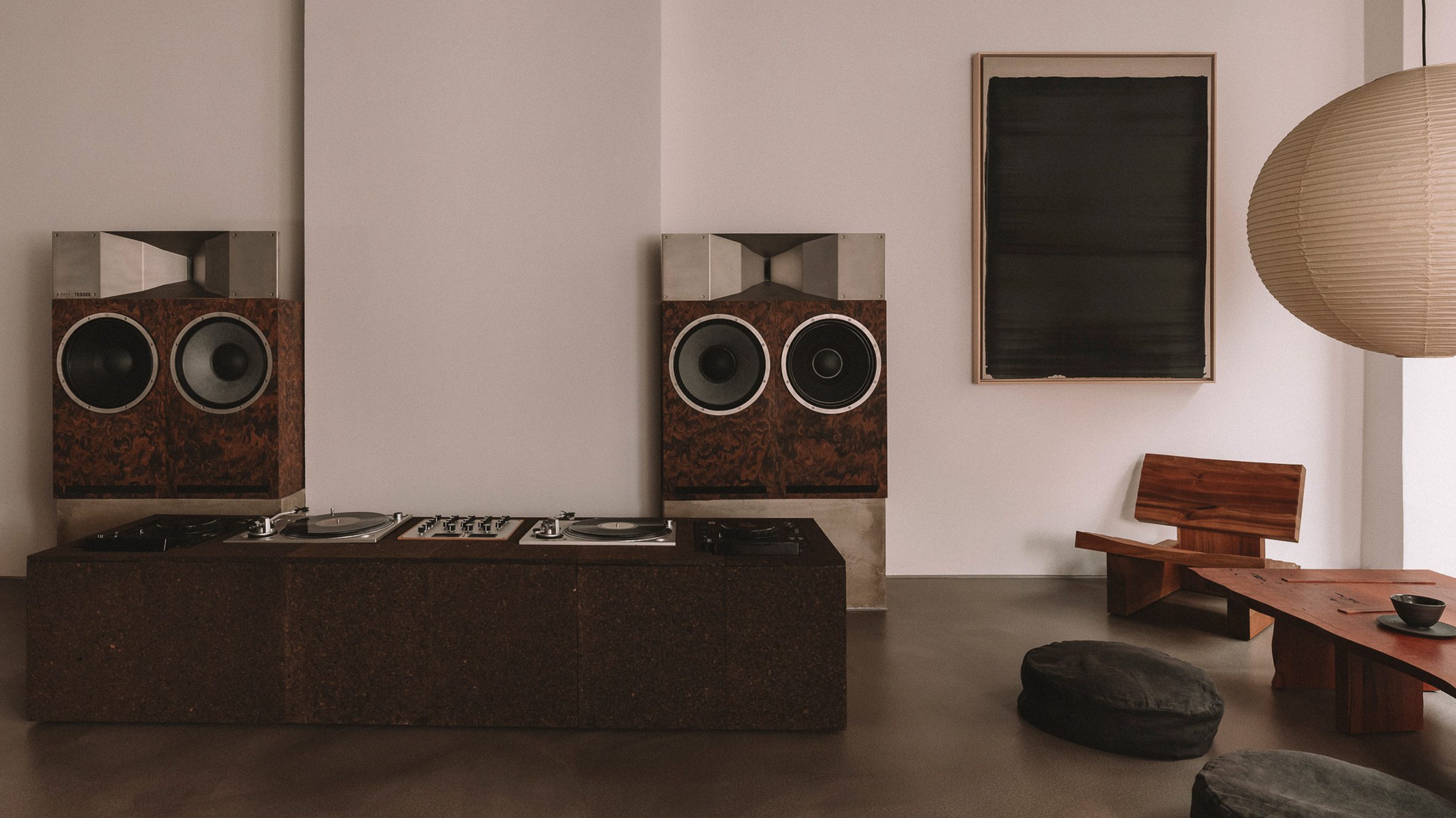 trader hifi mid century modern noi that trai nghiem